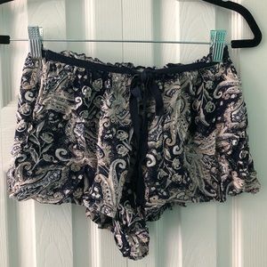 Patterned loose shorts
